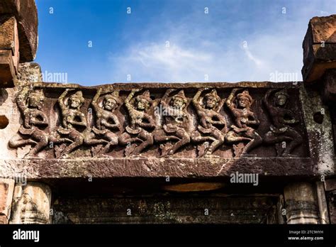  Lintel from the Khmer Shrine at Phimai: A Triumphant Dance Between Stone and Divinity!