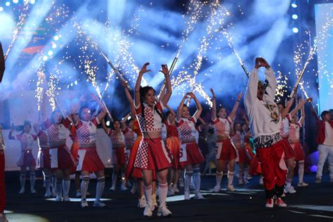  Noche de Carnaval - Chuyển động Sôi động và Mầu Sắc Bùng Nổ!